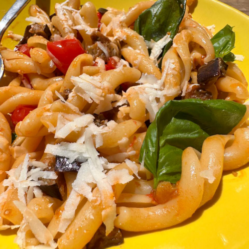 Pasta alla norma light con trecce pecorino e basilico