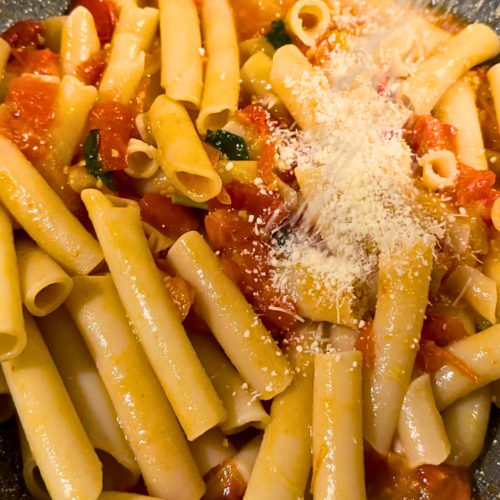 Pasta allo scarpariello, candele di Gragnano