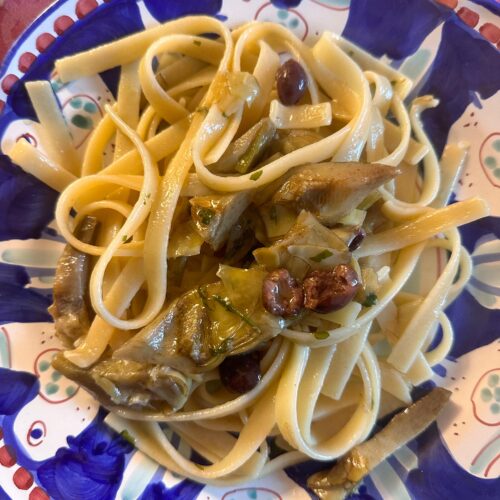 Fettucce con carciofi e olive nere