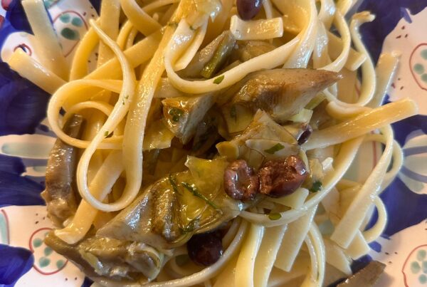 Fettucce con carciofi e olive nere